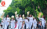{ẢNH] Thiếu nữ Hà thành làm bừng sáng phố phường trong tà áo dài truyền thống